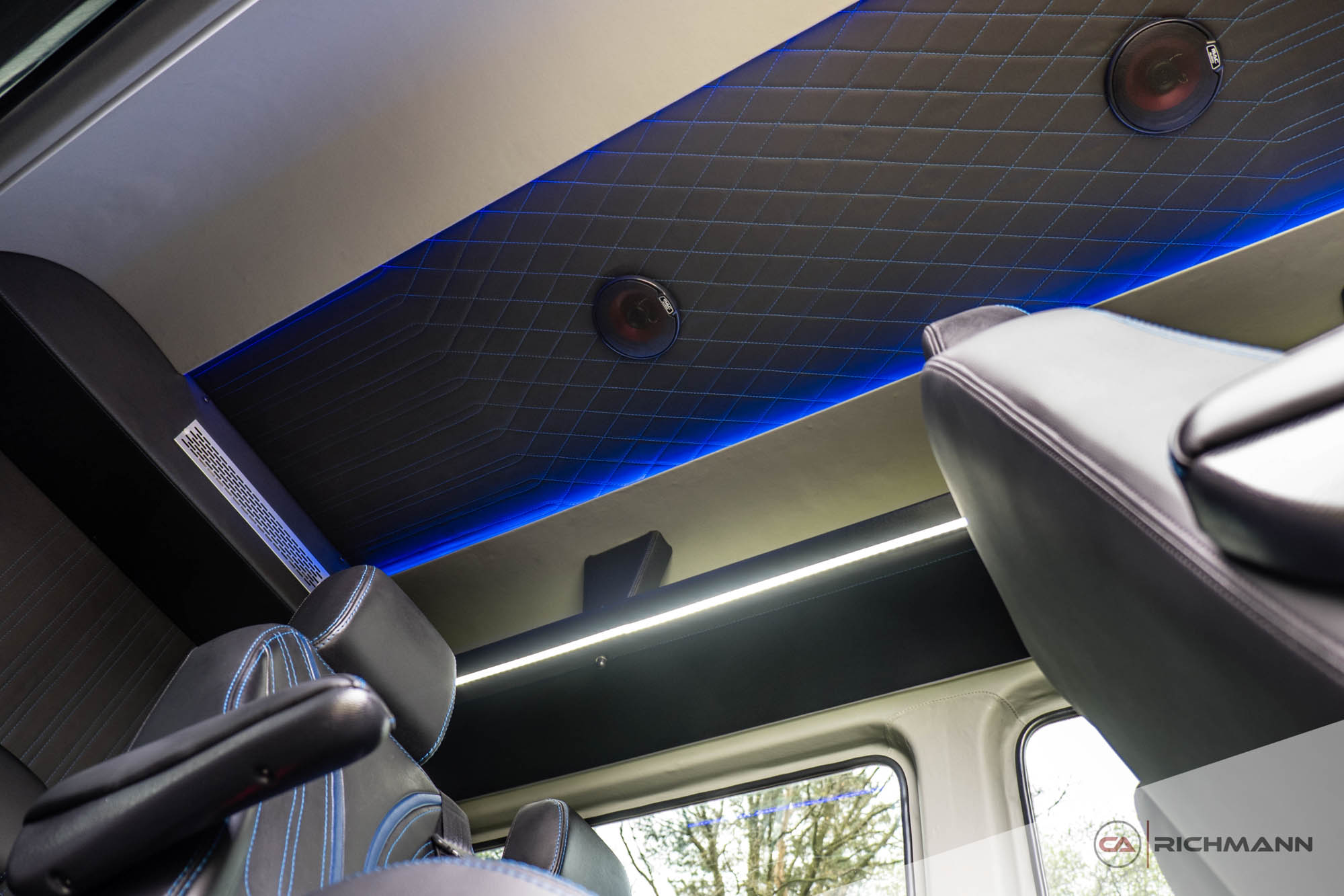 przeróbki busów na kampery