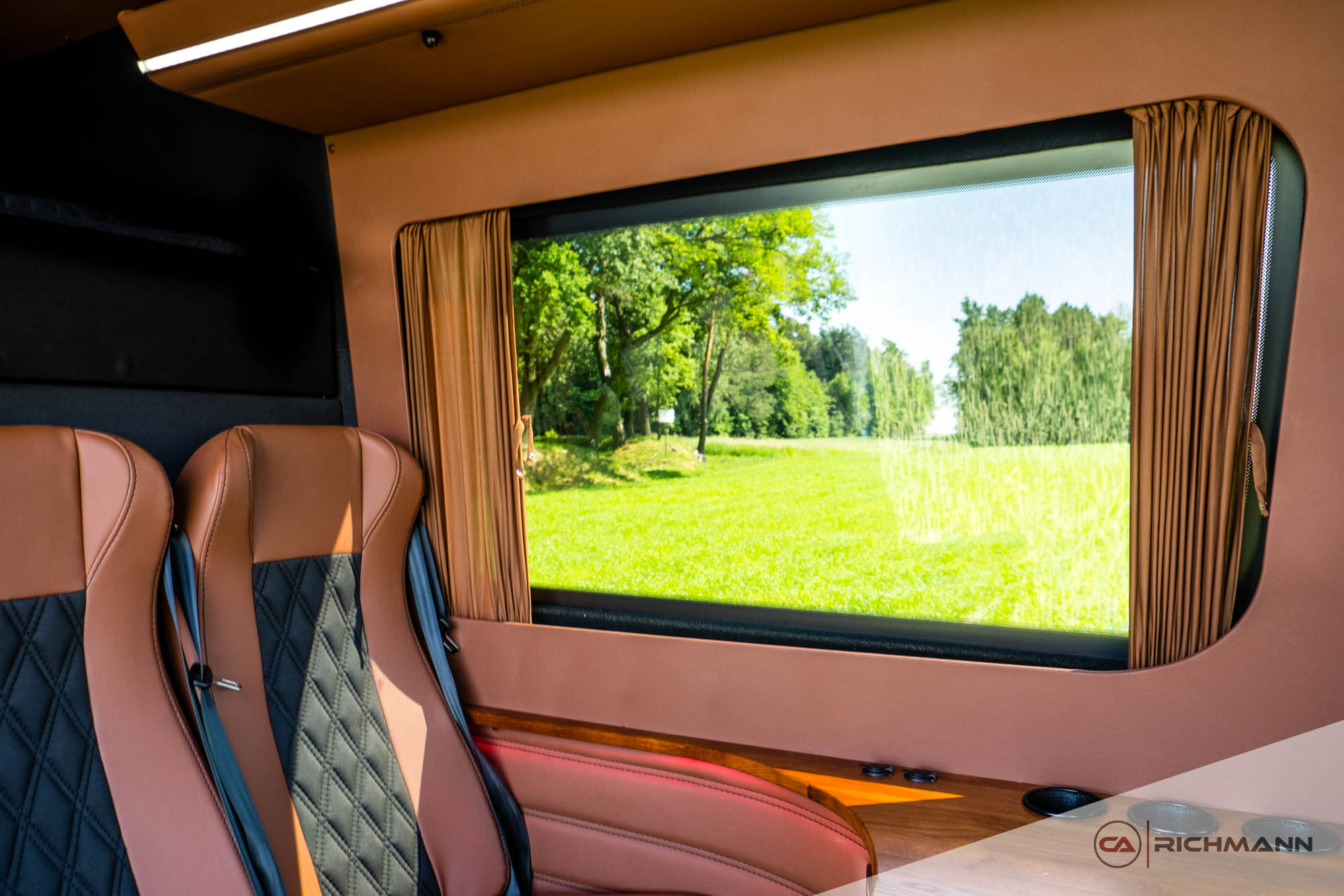 przeróbki busów na kampery
